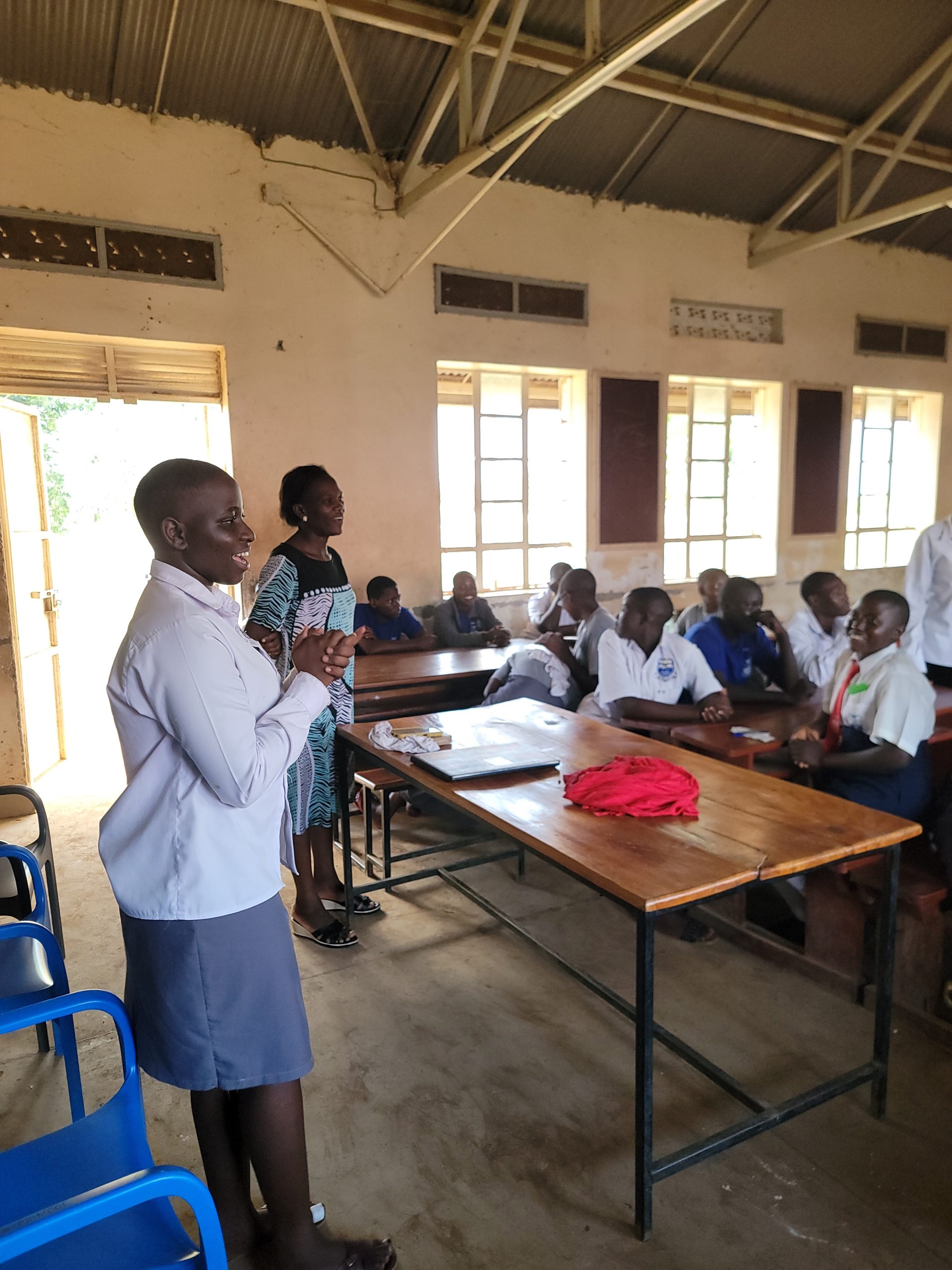La présidente de l'Eco-Club, élu démocratiquement, s'adresse aux membres du club lors d'une réunion des responsables. La gestion dirigée par les élèves est un principe fondamental de l'initiative de l'Eco-Club, qui favorise l'appropriation, la responsabilité et les valeurs démocratiques. Photo gracieusement fournie par le BIDCAF
