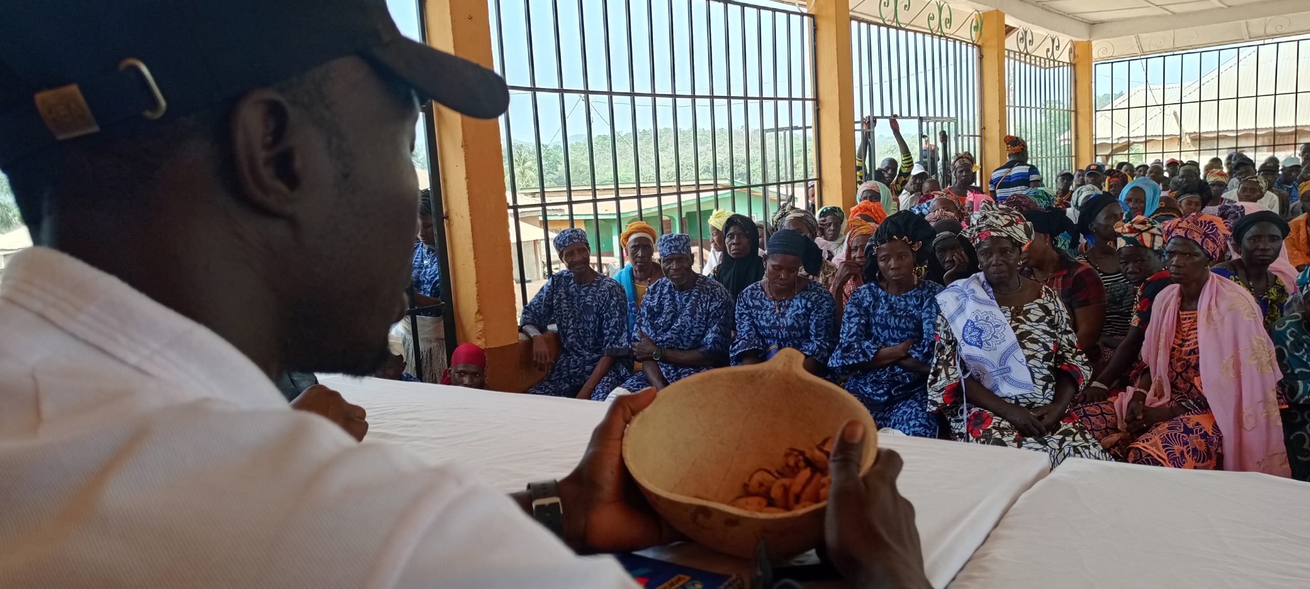Les dirigeants communautaires, les parents et les membres du Club des Mères se sont réunis dans le district de Falaba pour affirmer leur soutien à l'initiative du Centre d'Apprentissage Villageois, où le Chef Paramountcy a honoré l'occasion par une cérémonie traditionnelle de la noix de cola, symbolisant l'hospitalité, le respect et l'engagement envers le partenariat.