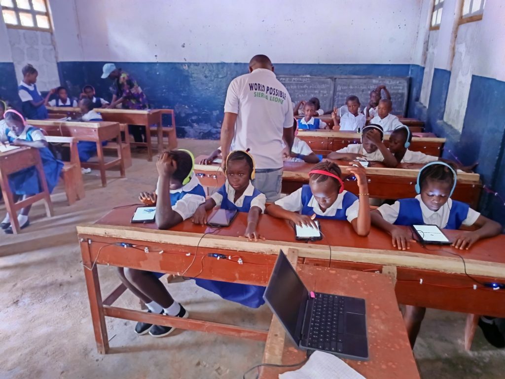 Enfants en classe en train d'utiliser le RACHEL.
